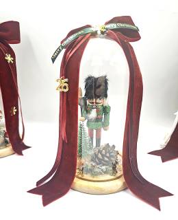 Γυάλινος Θόλος με Καρυοθραύστη & Χριστουγεννιάτικη Διακόσμηση  Με Φιόγκο & Μεταλλικό Στοιχείο Χρονιάς